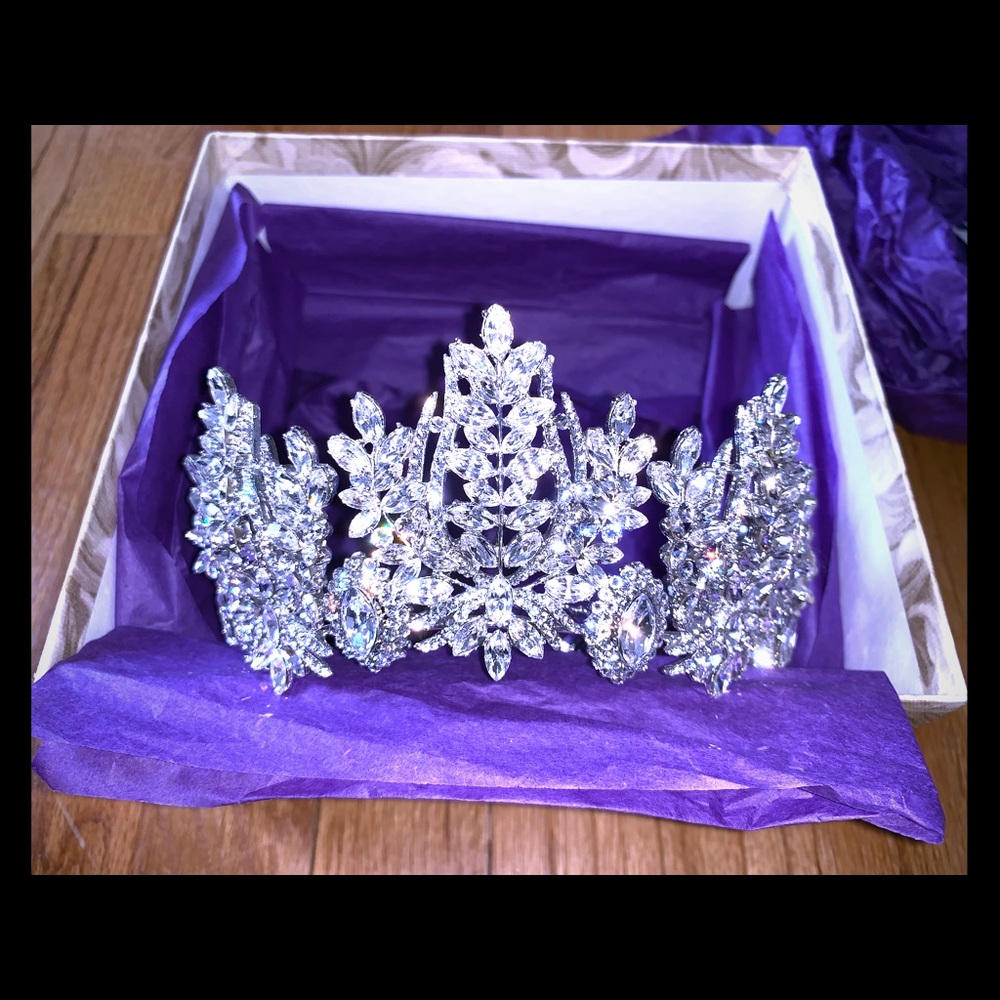 Stunning tiara.